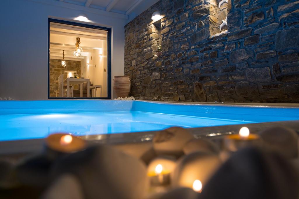 Bazén v ubytovaní PARIAN WHITE LUXURY APARTMENTS alebo v jeho blízkosti