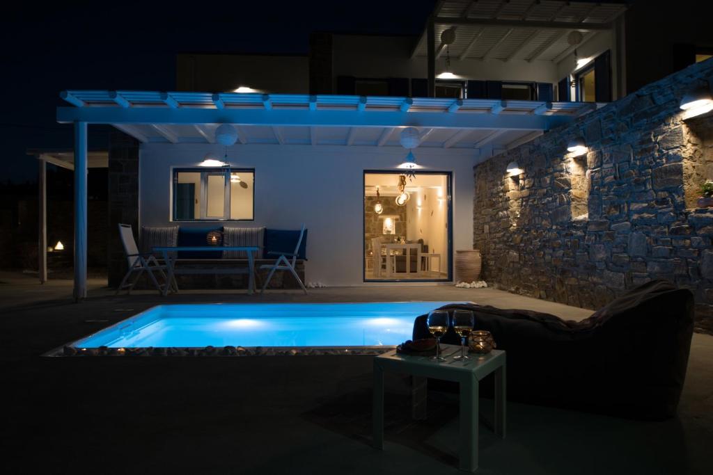 Bazén v ubytovaní PARIAN WHITE LUXURY APARTMENTS alebo v jeho blízkosti