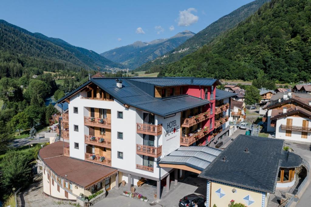 une vue aérienne sur une ville dans les montagnes dans l'établissement Hotel Val Di Sole, à Mezzana