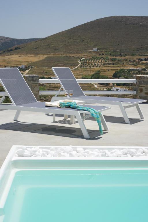Bazén v ubytovaní PARIAN WHITE LUXURY APARTMENTS alebo v jeho blízkosti