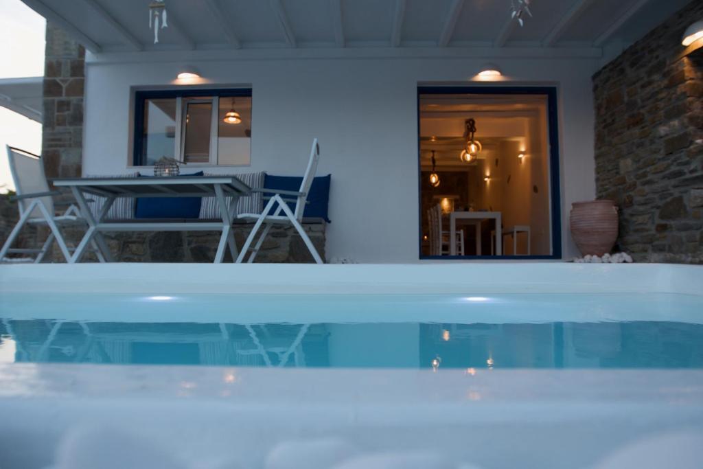 Bazén v ubytovaní PARIAN WHITE LUXURY APARTMENTS alebo v jeho blízkosti