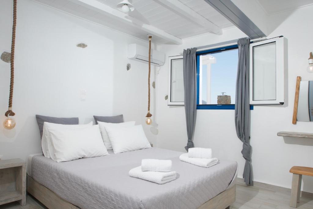 Posteľ alebo postele v izbe v ubytovaní PARIAN WHITE LUXURY APARTMENTS