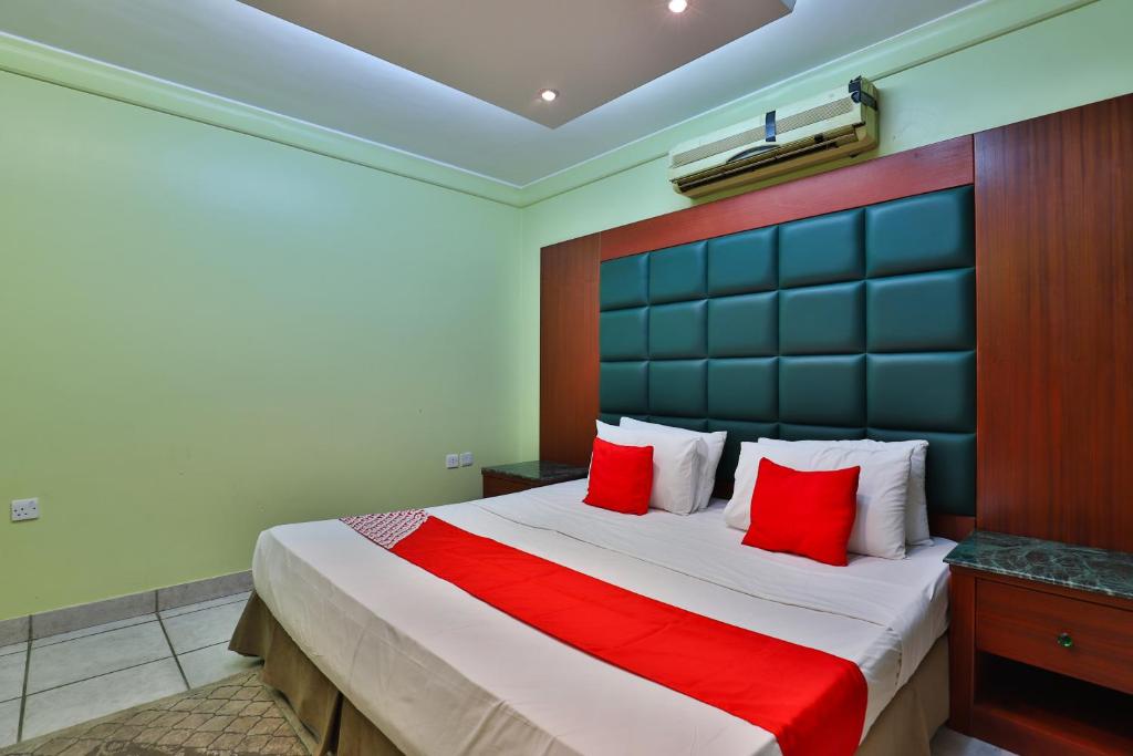 Un pat sau paturi într-o cameră la قصر اليمامة للاجنحة الفندقية -العريجاء