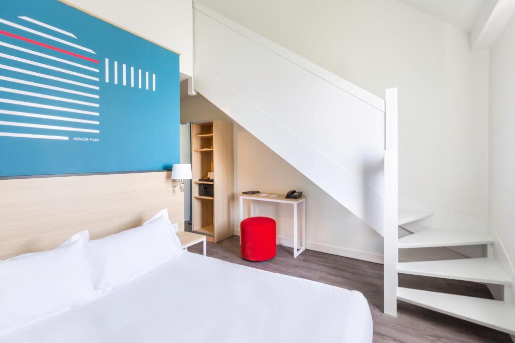 Postel nebo postele na pokoji v ubytování Best Western Armor Park Dinan et Spa