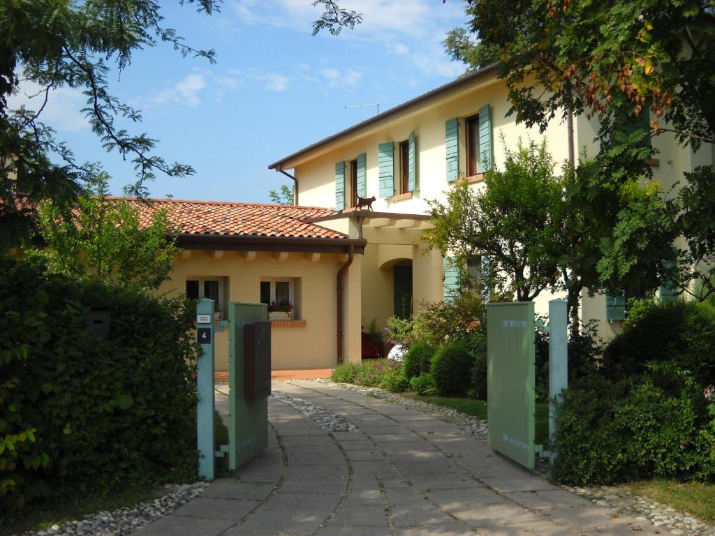 une maison avec deux parcmètres de stationnement en face d'une allée. dans l'établissement La Casa del Giardiniere, à Zero Branco