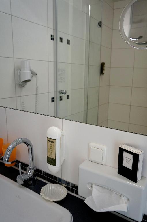 Baðherbergi á Hotel Garni Inselparadies Zingst