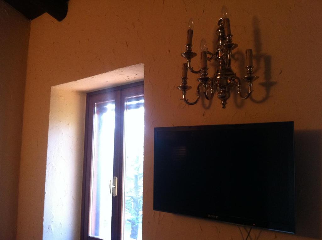 TV a/nebo společenská místnost v ubytování B&B Soiano Del Lago