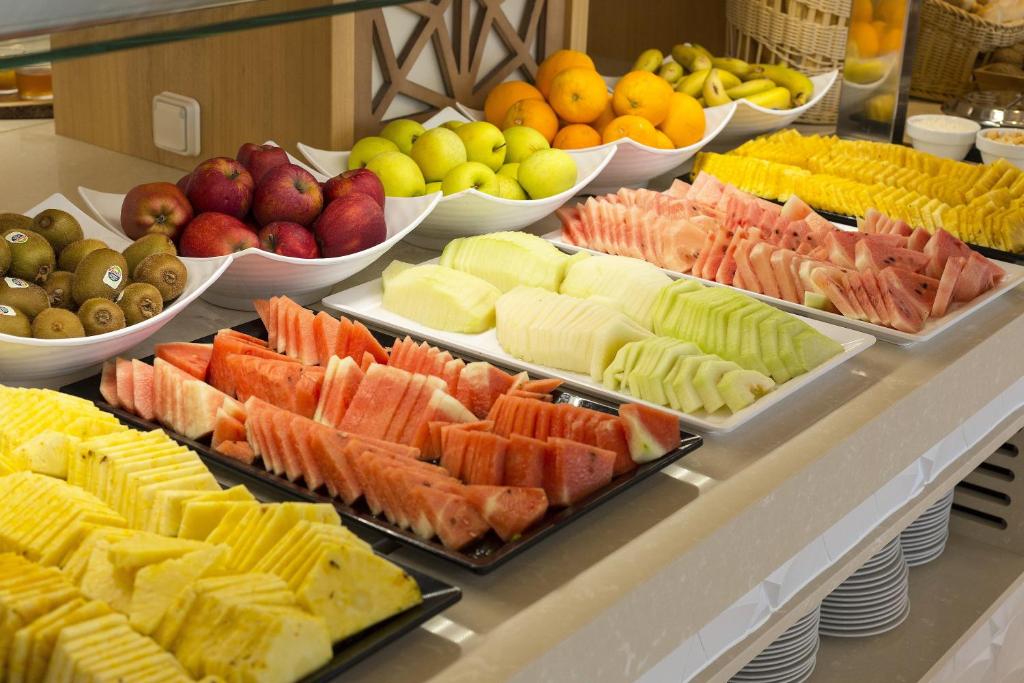 a buffet filled with lots of different types of fruit at Hipotels Barrosa Park in Chiclana de la Frontera