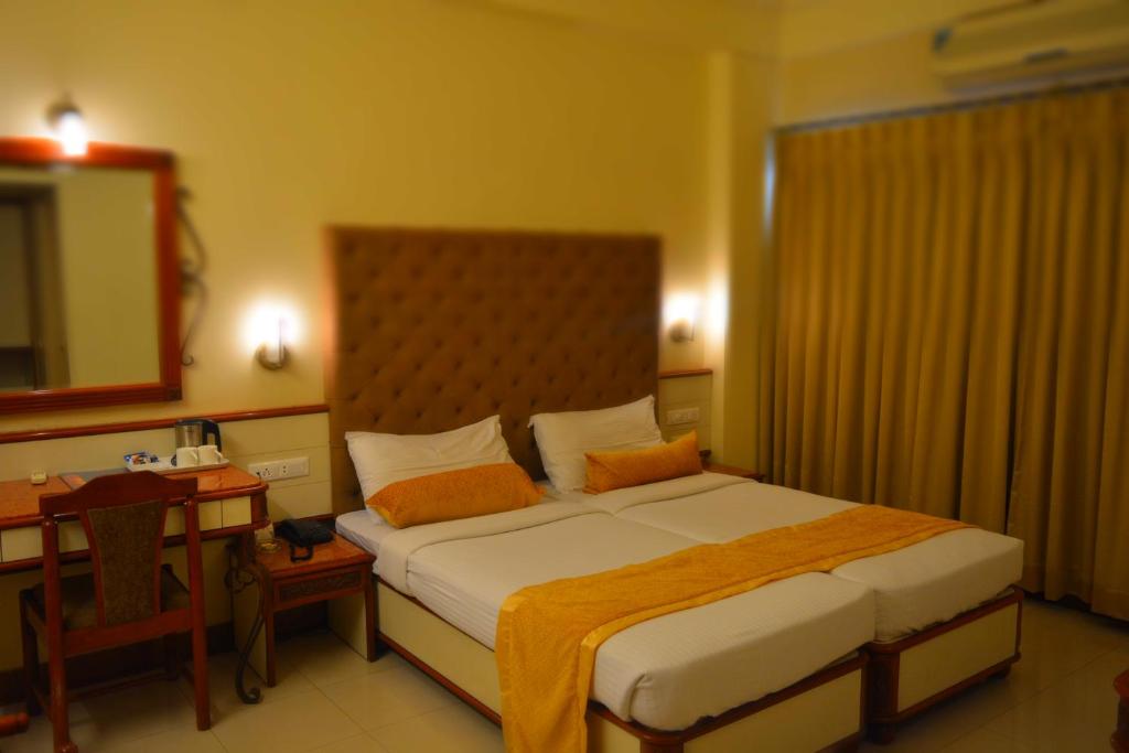 Postel nebo postele na pokoji v ubytování Hotel Shree Panchratna Pune