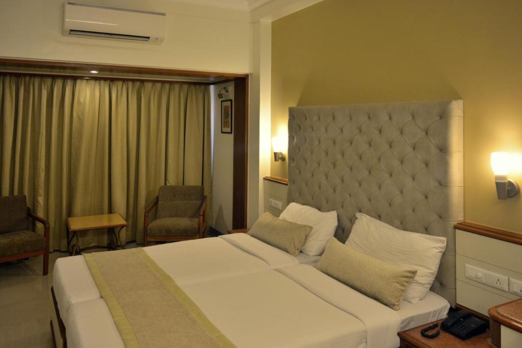 Postel nebo postele na pokoji v ubytování Hotel Shree Panchratna Pune