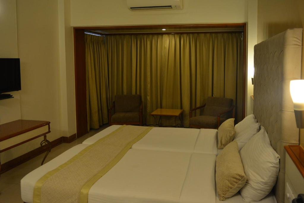 Postel nebo postele na pokoji v ubytování Hotel Shree Panchratna Pune
