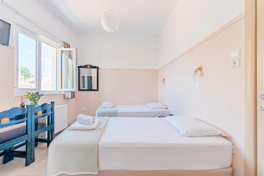 Postel nebo postele na pokoji v ubytování Phaedra Hotel