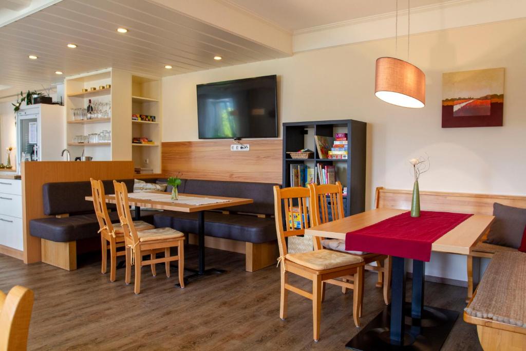 ein Esszimmer mit Tisch und Stühlen in der Unterkunft Gästehaus "In da Wiesn" in Ulrichsberg