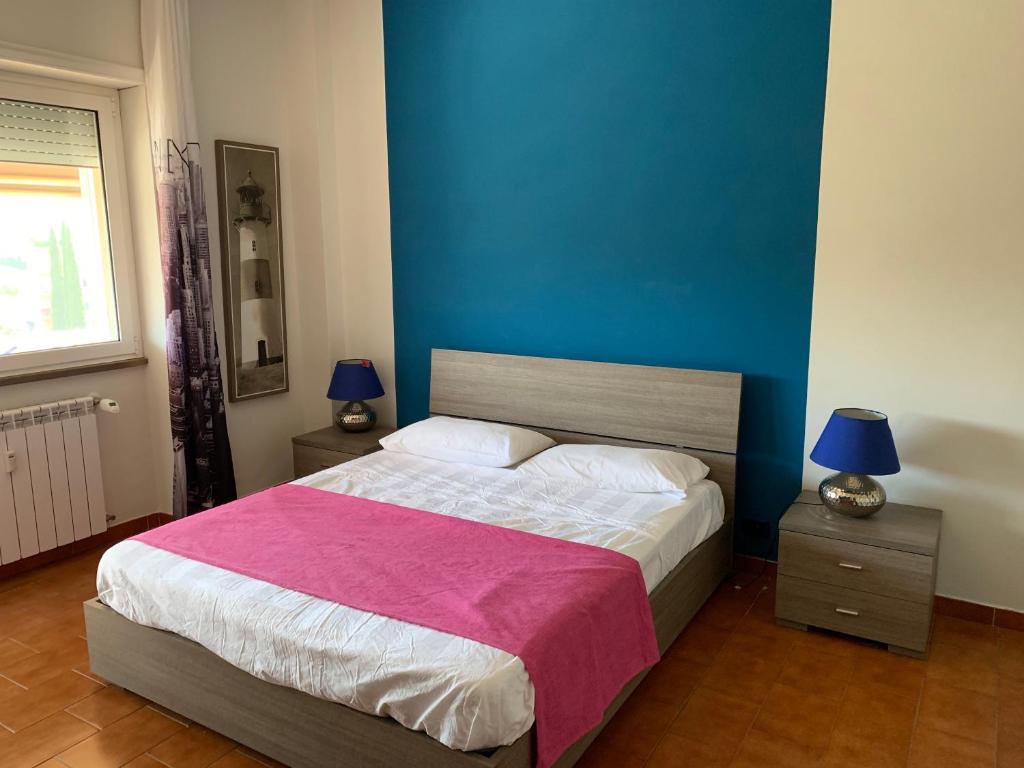 a bedroom with a large bed with a pink blanket at Appartamento di Paolo Unicusano in Rome