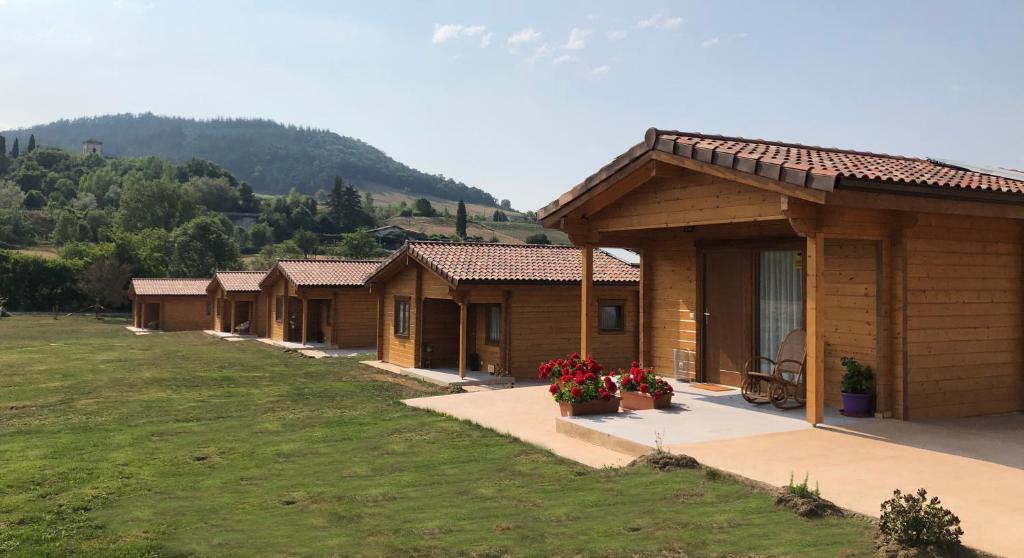 une rangée de cottages dans un champ avec des montagnes en arrière-plan dans l'établissement Satia Berri, à Llanteno