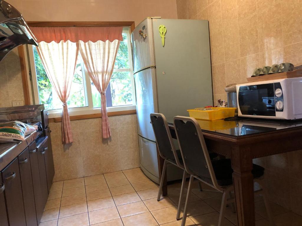 Kuchyň nebo kuchyňský kout v ubytování Yiyue Guanhe Homestay 倚月觀荷民宿