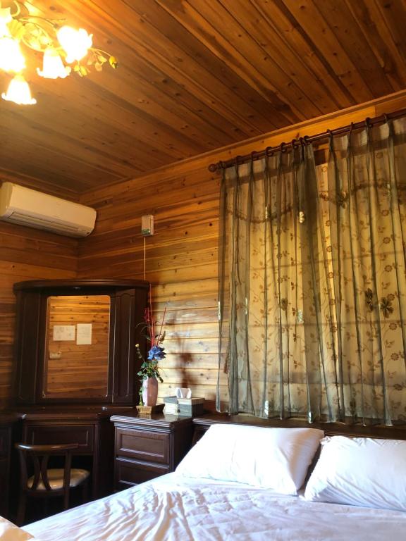 Postel nebo postele na pokoji v ubytování Yiyue Guanhe Homestay 倚月觀荷民宿