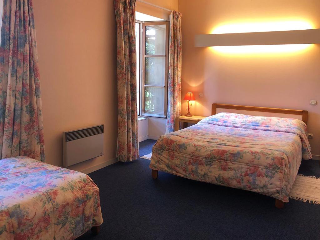 ADONIS CHAMBRES D'HOTES - Familiekamer Met Uitzicht Op De Tuin