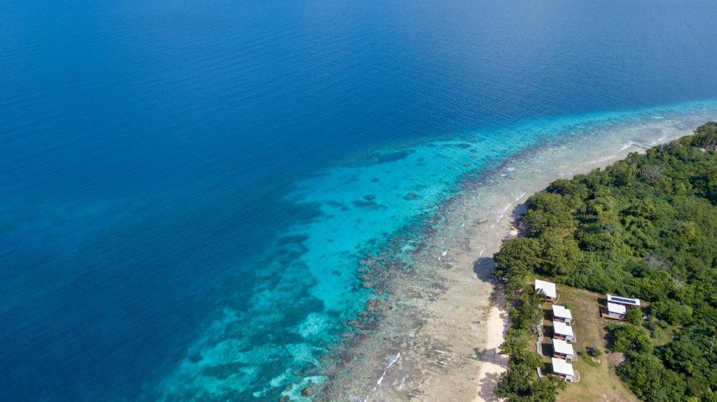 una vista aérea de la playa y del océano en Aore Breeze, en Luganville