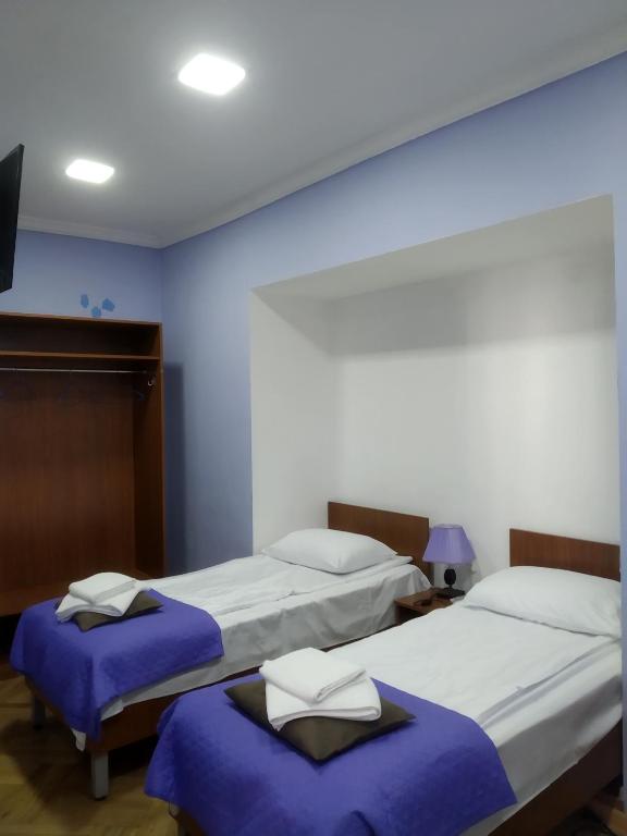 Postel nebo postele na pokoji v ubytování Tbilisi Downtown Guest House