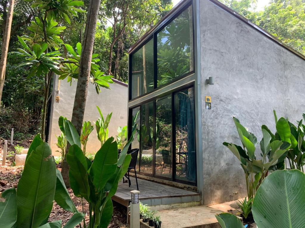 チャン島にあるBeachBox@Koh Сhangの庭の大きなガラス戸付きの家