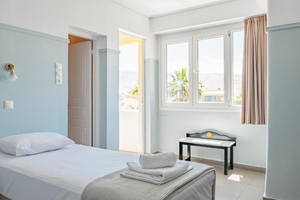 Postel nebo postele na pokoji v ubytování Phaedra Hotel