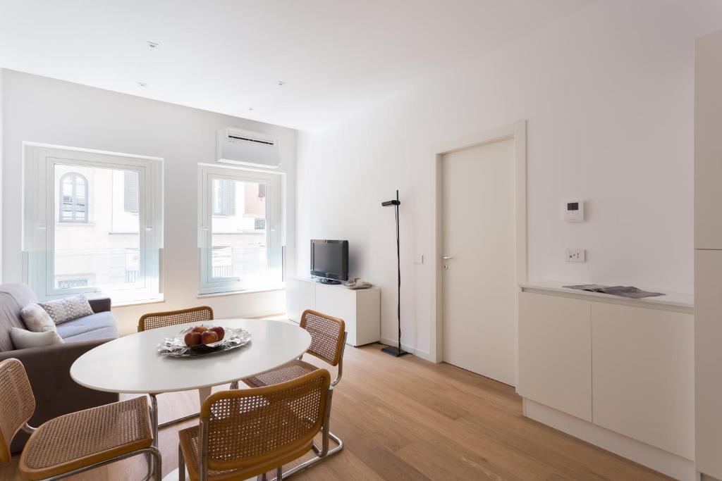 Telewizja i/lub zestaw kina domowego w obiekcie Meravigli 16 - Apt B - Duomo City Center Elegant Apartment