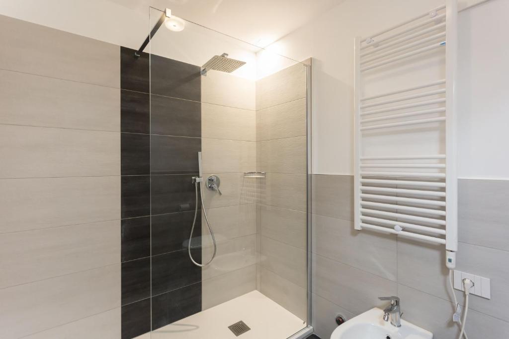 łazienka z prysznicem i umywalką w obiekcie Meravigli 16 - Apt B - Duomo City Center Elegant Apartment w Mediolanie