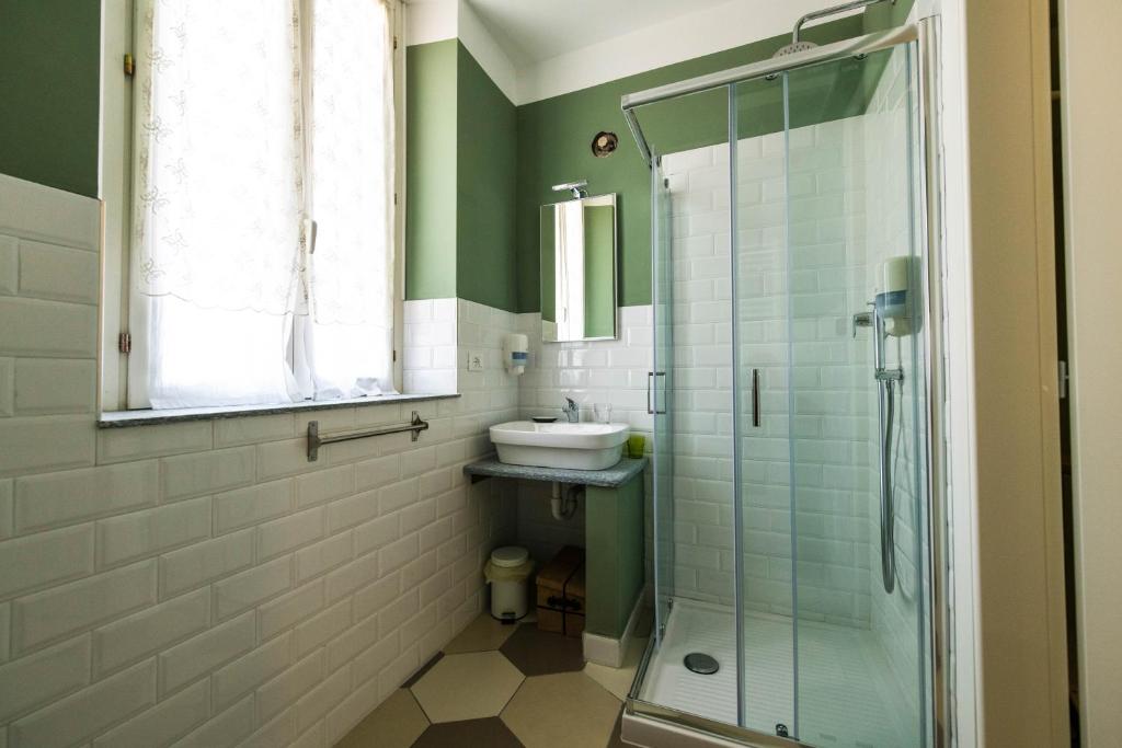 łazienka z umywalką i przeszkloną kabiną prysznicową w obiekcie Guest House - Il Cedro Reale w mieście Venaria Reale