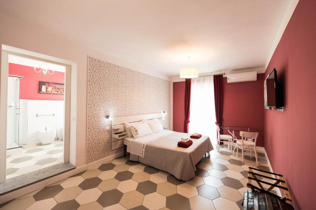 Habitación de hotel con cama y baño en Guest House - Il Cedro Reale, en Venaria Reale