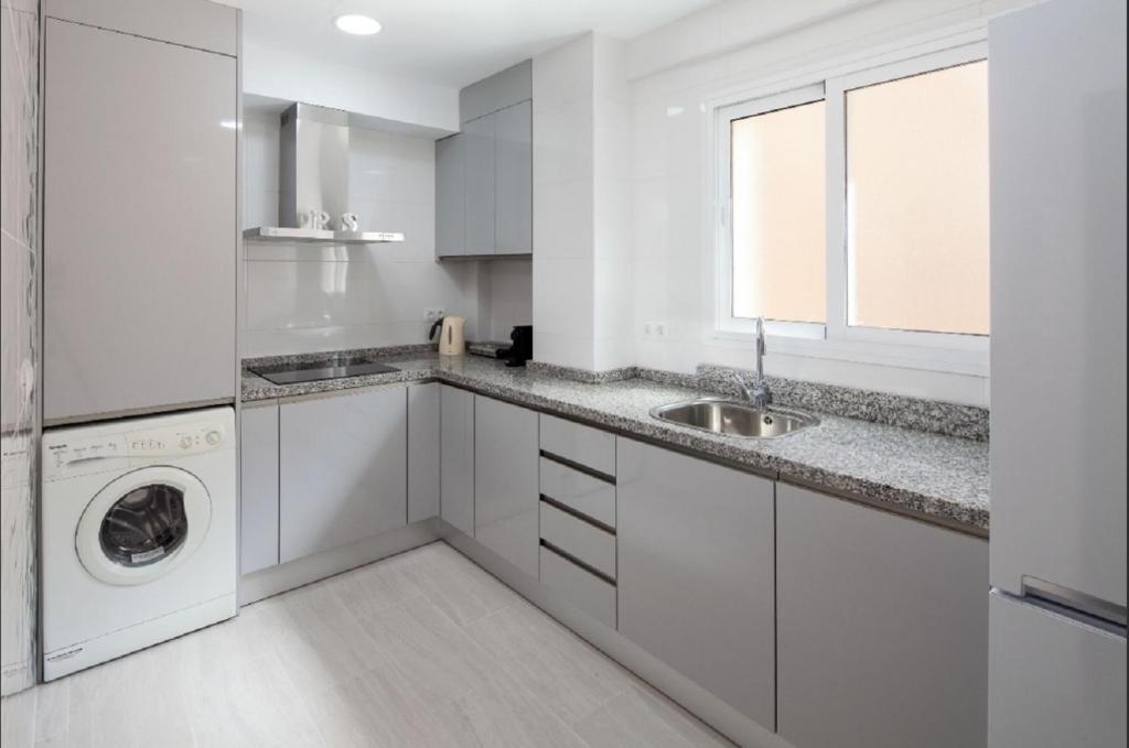 A kitchen or kitchenette at La Merced Apartments