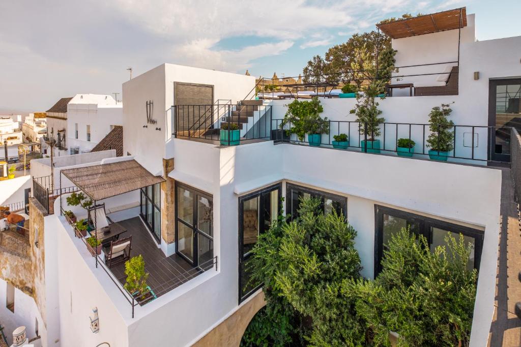 een luchtzicht op een wit gebouw met balkons bij Hotel Boutique V in Vejer de la Frontera