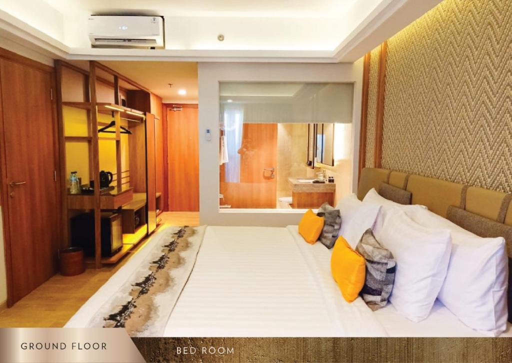 Postel nebo postele na pokoji v ubytování Louis Kienne Resort Senggigi