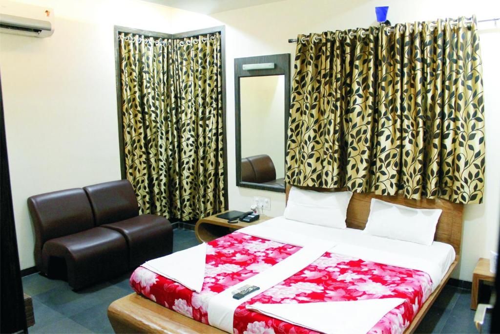 Postel nebo postele na pokoji v ubytování Hotel Shradha Saburi Palace
