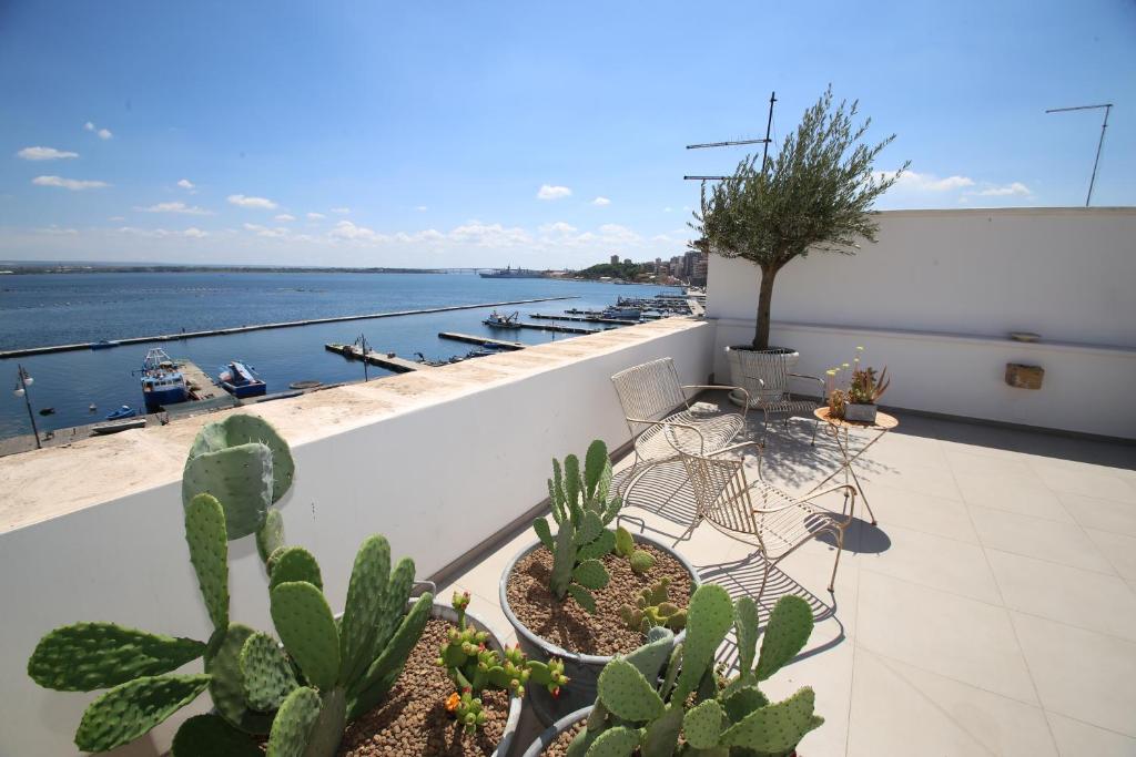 a balcony with plants and a view of the water at Don Alfredo in Taranto
