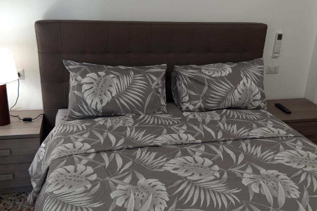 米蘭的住宿－G&A Milan House CIR 03041，一张带棕色床头板的床和两个枕头