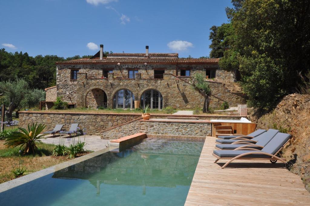 Bazén v ubytování LE MAS DES COLOMBES Chambres d'hôtes B&B & SPA nebo v jeho okolí
