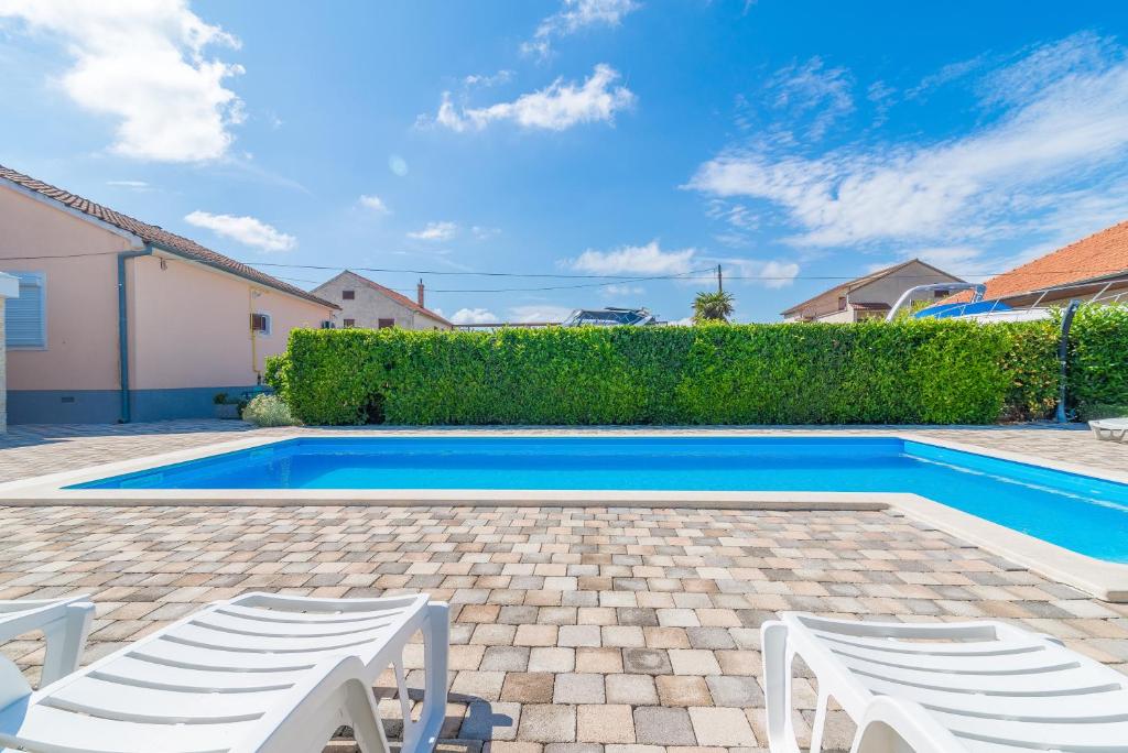 Bazén v ubytovaní Apartments Coronata alebo v jeho blízkosti