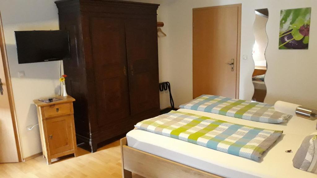 Postel nebo postele na pokoji v ubytování Wein-und Gasthof Zipf