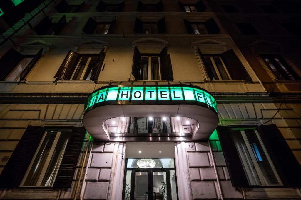 un bâtiment avec un panneau néon à l'avant de celui-ci dans l'établissement Raeli Hotel Floridia, à Rome
