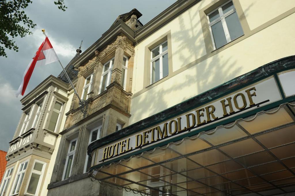 ein Gebäude mit einem Schild für das Hotel de Moore Rotor in der Unterkunft Hotel Detmolder Hof in Detmold