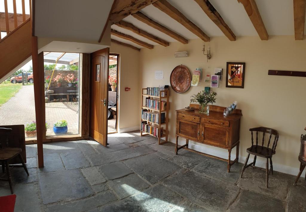 Habitación con escritorio de madera y estante de libros. en the old red lion, en Bruton