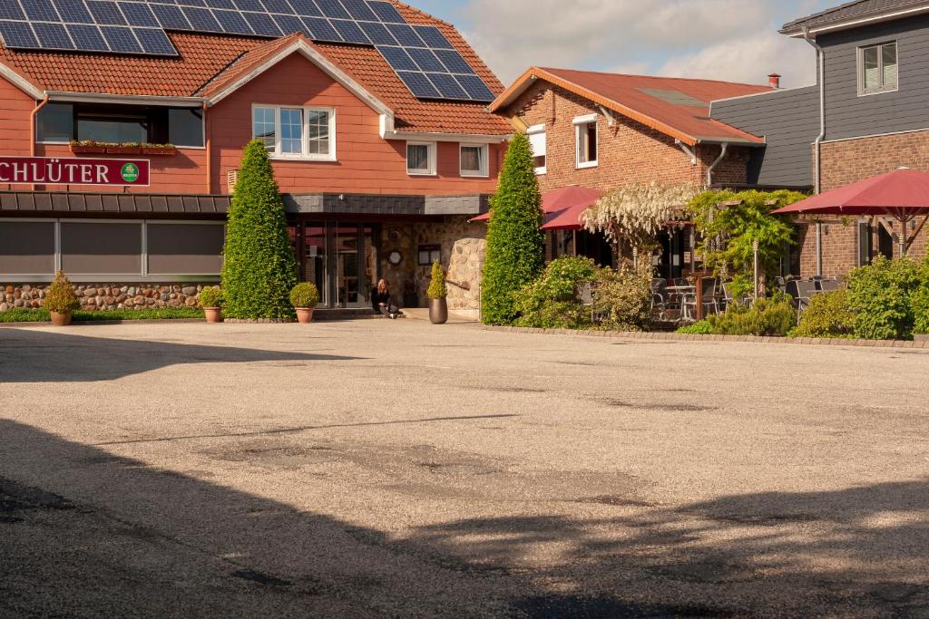 een groep huizen met zonnepanelen op hun daken bij Schlüter Hotel & Restaurant in Wankendorf