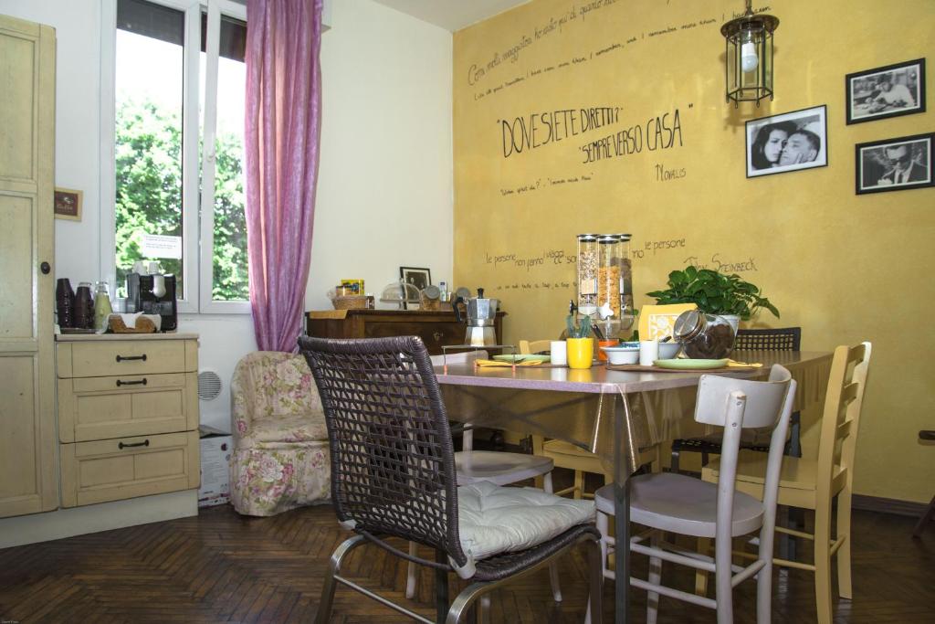 ein Esszimmer mit einem Tisch und Stühlen in der Unterkunft A Casa Fachin Room & Breakfast in Bologna