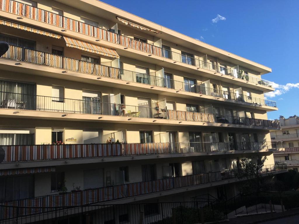 un immeuble d'appartements avec des balcons sur le côté dans l'établissement Studio standing Nice, à Nice
