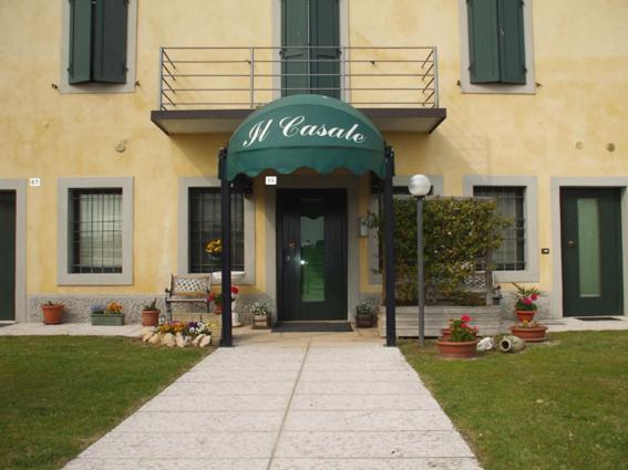 um edifício com um toldo verde à sua frente em IL CASALE DI MIRIAM em Povegliano Veronese
