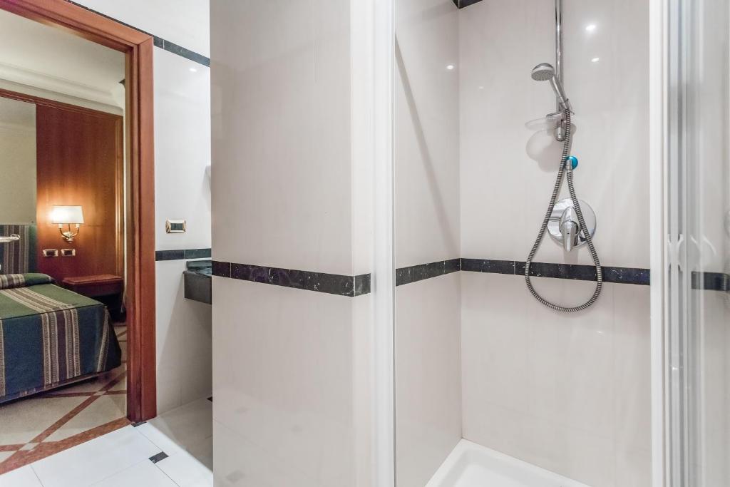 Koupelna v ubytování Raeli Hotel Regio