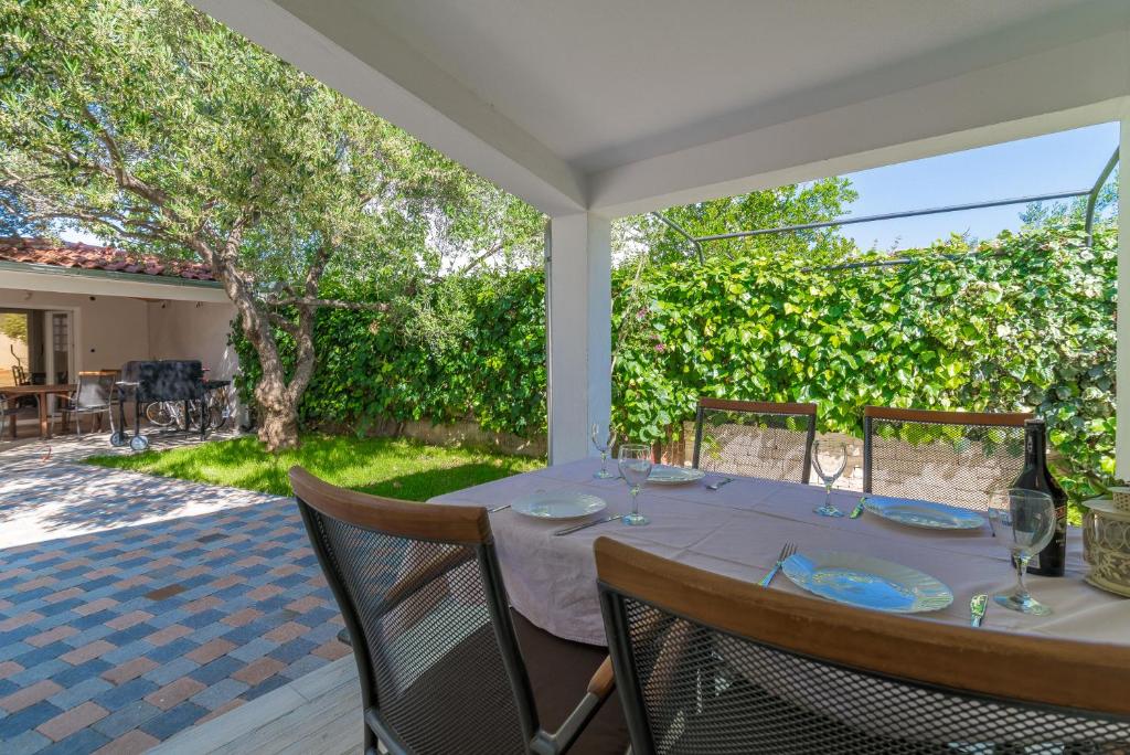 Vonkajšia záhrada v ubytovaní Apartments Coronata