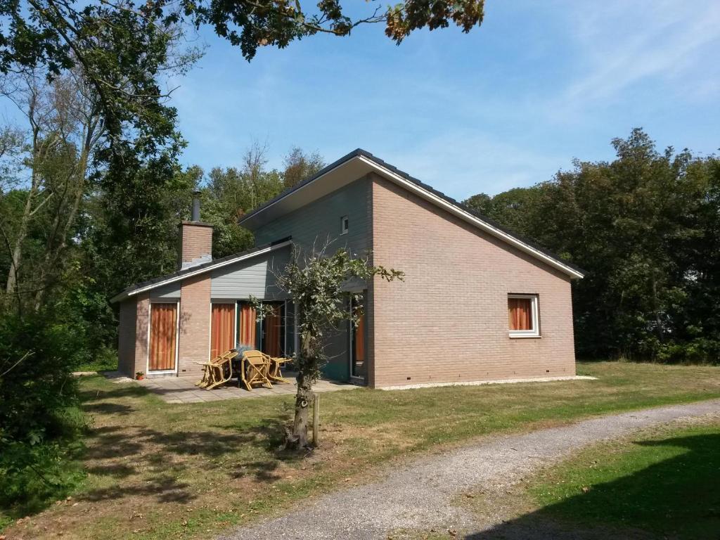 una casa de ladrillo con una mesa delante en Kijkduinvilla en The Hague