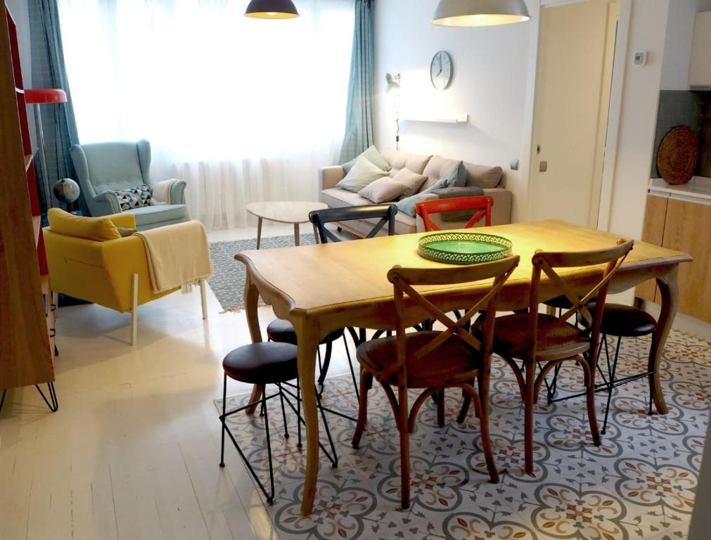 a living room with a table and chairs at Apartamento Casa Palabra in Santander